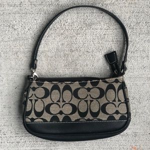 Coach Small Handbag in Great Condition !!